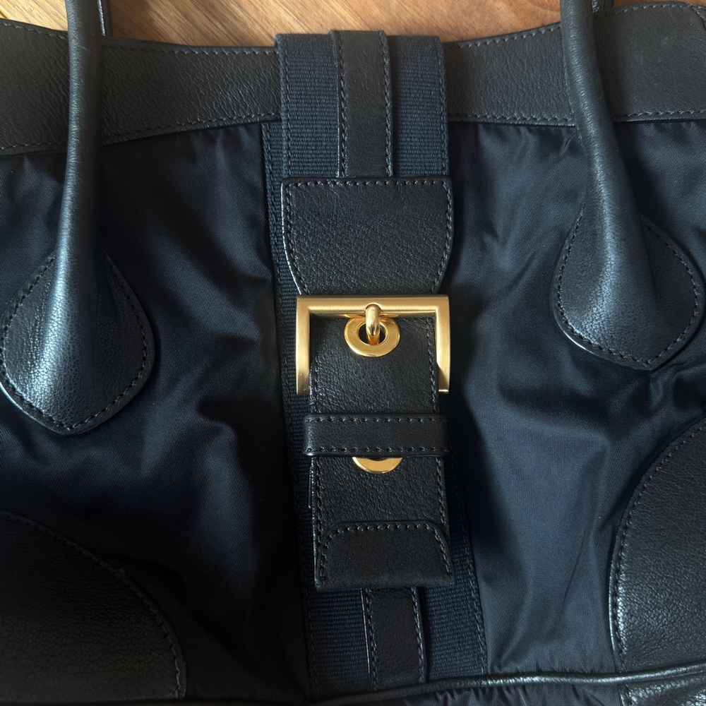 Prada Black Shoulder Bag with Classic Design and Gold Buckle - Picture 4 of 5